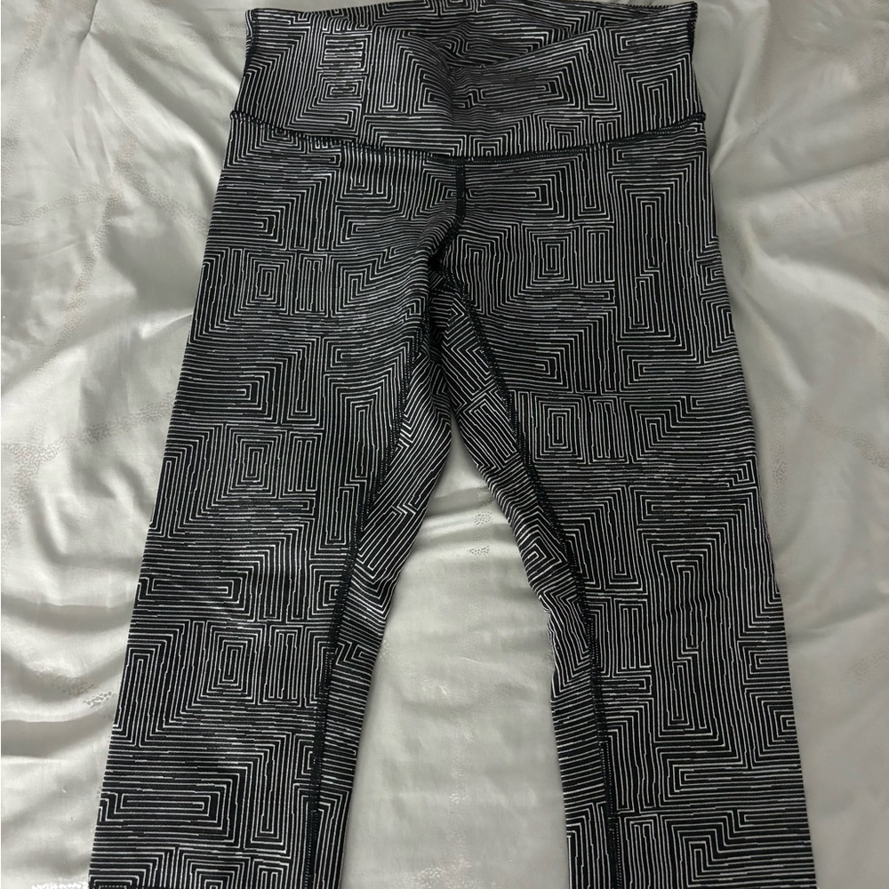 Lululemon black and white patterned cropped leggings. Size 6.